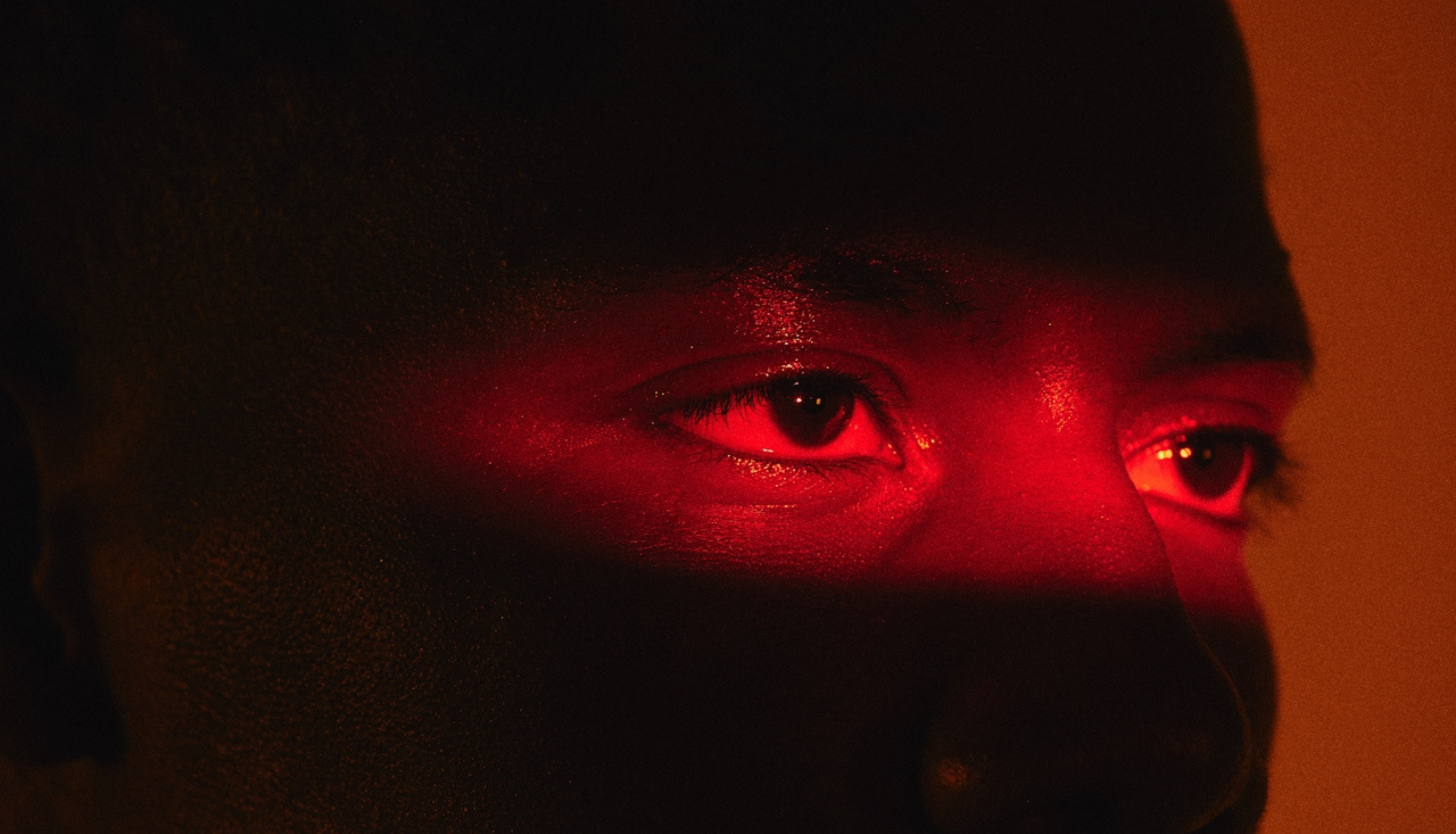 Red Light Therapy and Stress: Can a Lamp Really Lift Your Mood?